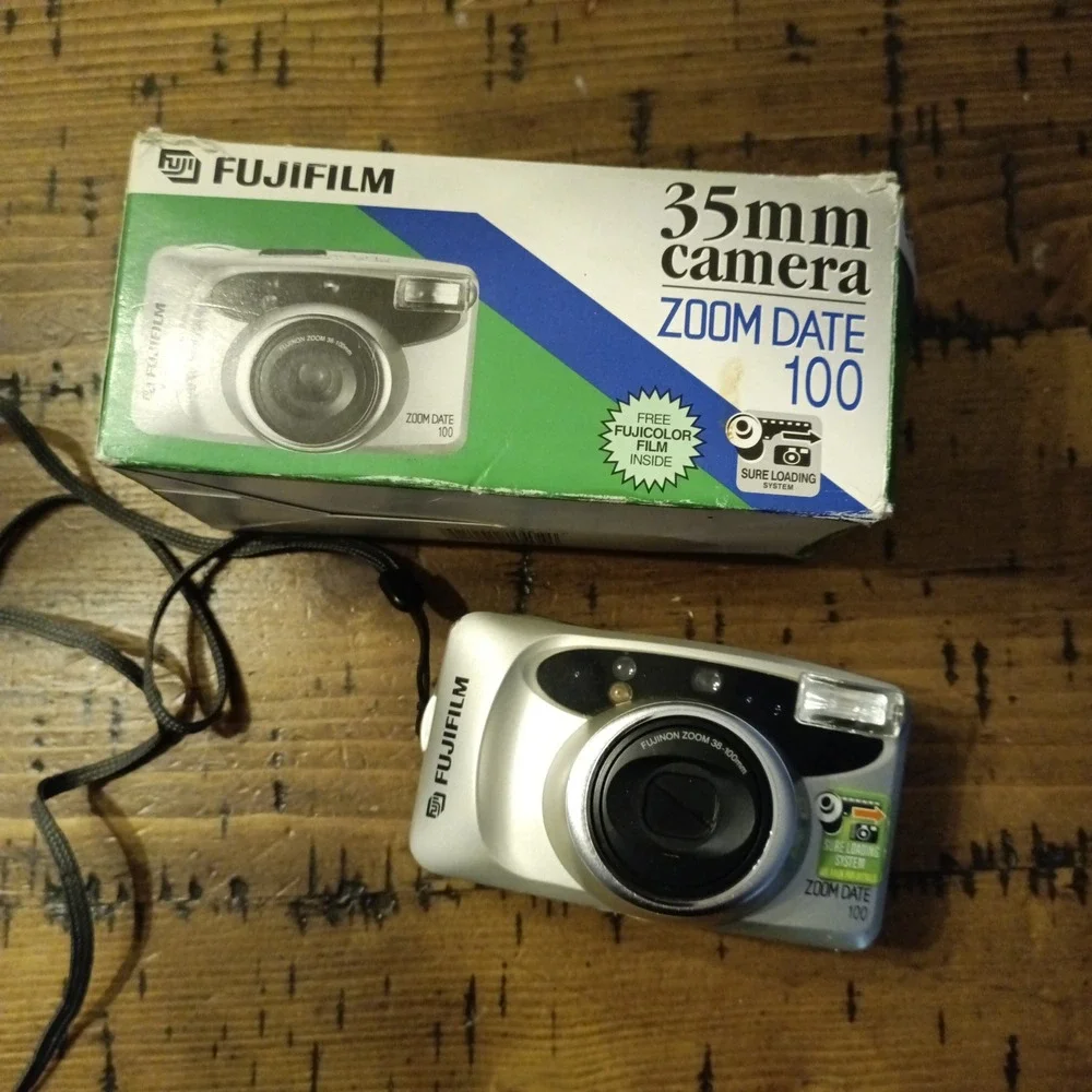 Fujifilm Zoom Date 100 35mm Film Camera Silver 38-100mm Zoom Lens with Box r1